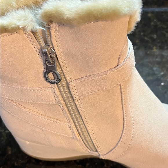 Women's Sporto Cream Ankle Boots - Picture 5 of 9